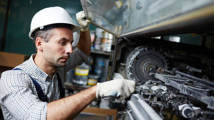 Foto de un técnico industrial con motores